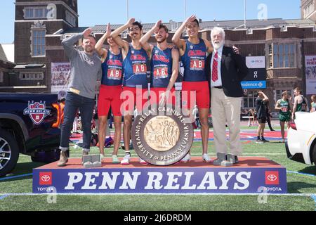 I membri della staffetta Mississippi Distance medley (da sinistra) coach di distanza Ryan Vanhoy, Mario Garcia Romo, Cade Bethmann, Baylor Franklin e John Rivera posano con il direttore d'incontro in pensione Dave Johnson dopo aver vinto la gara Championship of America alle 9:29,45 durante la 126th Penn Relays, venerdì 29 aprile 2022, a Philadelphia. Foto Stock