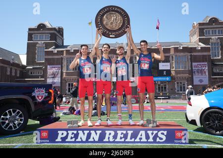 I membri della staffetta Mississippi Distance medley (da sinistra) Mario Garcia Romo, Cade Bethmann, Baylor Franklin e John Rivera posano con la ruota dentata dopo aver vinto la gara Championship of America alle 9:29,45 durante la 126th Penn Relays, venerdì 29 aprile 2022, a Philadelphia. Foto Stock