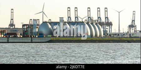 Serbatoio di stoccaggio del gas, turbine eoliche e gru nell'area portuale di Amburgo, Germania Foto Stock