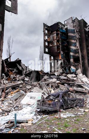 6 aprile 2022, Borodyanka, Ucraina: Una macchina bruciata si trova tra i detriti di un edificio distrutto. Borodyanka, una città della regione di Kyiv, a circa 50 km a nord-ovest della capitale Ucraina, è stata occupata dall'esercito russo durante la prima fase del conflitto. La piccola città è stata colpita particolarmente duramente dagli attacchi russi, il 90% del centro è stato distrutto. (Credit Image: © Rick Mave/SOPA Images via ZUMA Press Wire) Foto Stock