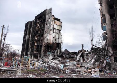 6 aprile 2022, Borodyanka, Ucraina: Un parco giochi resti bruciati e distrutti tra i detriti di un edificio pesantemente bombardato. Borodyanka, una città della regione di Kyiv, a circa 50 km a nord-ovest della capitale Ucraina, è stata occupata dall'esercito russo durante la prima fase del conflitto. La piccola città è stata colpita particolarmente duramente dagli attacchi russi, il 90% del centro è stato distrutto. (Credit Image: © Rick Mave/SOPA Images via ZUMA Press Wire) Foto Stock