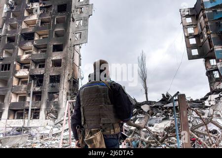 6 aprile 2022, Borodyanka, Ucraina: Un poliziotto guarda un edificio distrutto e bruciato. Borodyanka, una città della regione di Kyiv, a circa 50 km a nord-ovest della capitale Ucraina, è stata occupata dall'esercito russo durante la prima fase del conflitto. La piccola città è stata colpita particolarmente duramente dagli attacchi russi, il 90% del centro è stato distrutto. (Credit Image: © Rick Mave/SOPA Images via ZUMA Press Wire) Foto Stock