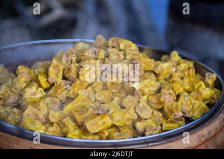 Dimsum al vapore al mercato alimentare di strada in Thailandia, da vicino. Dim sum piatto cinese di gnocchi salati al vapore o fritti contenenti vari filli Foto Stock