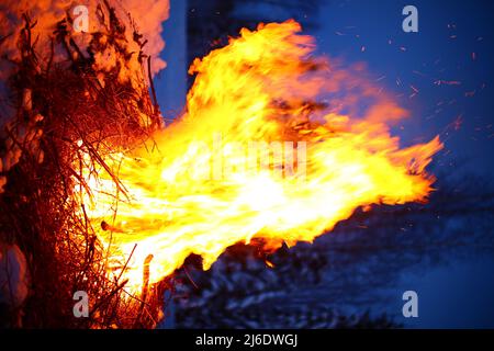 Grande incendio nel paesaggio invernale con scintille volanti. Foto Stock