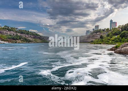 Cascate del Niagara, Canada - 27 agosto 2021: Vista delle impressionanti cascate del Niagara. Horseshoe cade dal lato canadese. L'acqua massiccia cade sotto il Foto Stock