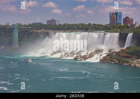 Cascate del Niagara, Canada - 27 agosto 2021: Vista delle Cascate del Niagara americane. Il lato americano delle cascate con la città delle cascate del Niagara sullo sfondo Foto Stock