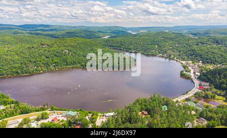 Vista aerea del fiume Gatineau vicino al villaggio Wakefield, Canada. Le nuvole si riflettono nell'acqua del fiume, una strada con le auto si snoda lungo il corso Foto Stock