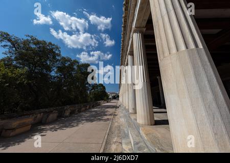 Atene, Grecia - 26 luglio 2021: STOA di Attalos, passerella coperta o portico nell'Agora di Atene. Tipico dell'età ellenistica, lo stoa Foto Stock