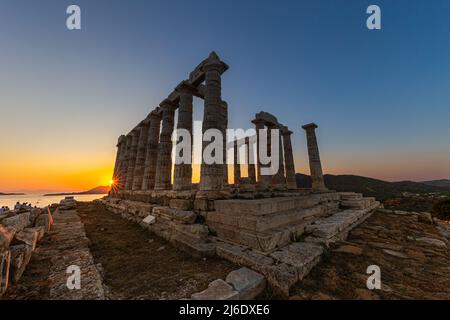 Incredibile tramonto colorato al Tempio di Poseidone, sito archeologico di Sounion, Attica. Capo Sounion, Lavrio, Grecia. Un tramonto dietro la cittadella o Foto Stock