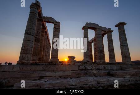 Incredibile tramonto colorato al Tempio di Poseidone, sito archeologico di Sounion, Attica. Capo Sounion, Lavrio, Grecia. Un tramonto dietro la cittadella o Foto Stock