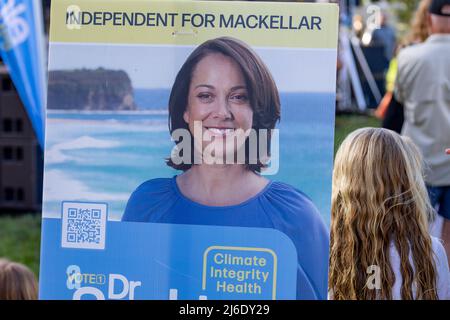 Avalon Beach, Sydney, Australia. Climate 200 sostenuto candidato indipendente Dr Sophie Samps, tiene un concerto di musica di Beat elezione a Avalon Beach Sydney. Il Dr. Samps contesta la sede di Mackellar nelle elezioni federali del maggio 2022, la sede è attualmente detenuta dal deputato liberale Jason Falinski. Il Dr. Scramps è uno dei molti candidati indipendenti sostenuti dal Climate 200, dove l’imprenditore Simon Holmes a Court è convocatore. Credit Martin Berry@ alamy live news. Foto Stock