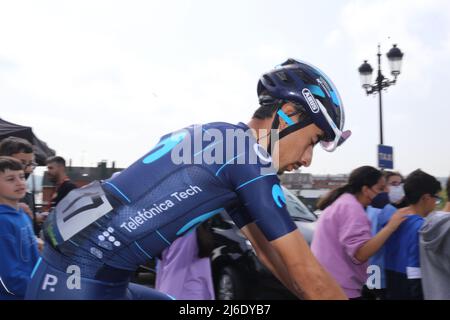 Oviedo, SPAGNA: Ivan Ramiro Sosa (Movistar Team) al via durante la tappa 1st della Vuelta a Asturias 2022 a Oviedo, Asturias il 29 aprile 2022. (Foto di Alberto Brevers / Pacific Press) Foto Stock