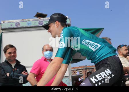 Oviedo, SPAGNA: Igor Arrieta (Kern Pharma) al via durante la fase 1st della Vuelta a Asturias 2022 a Oviedo, Asturias il 29 aprile 2022. (Foto di Alberto Brevers / Pacific Press) Foto Stock