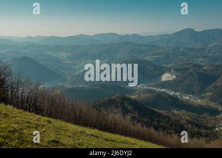 Ampia vista panoramica dal punto di decollo malico, vicino a Smohor che si affaccia sulla città di Lasko in Slovenia in una bella serata. Foto Stock