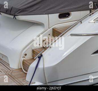 Dettaglio di yacht di lusso con scale. Scalinata al ponte di volo di un lussuoso yacht motorizzato. Nessuno, foto di viaggio, fuoco selettivo Foto Stock