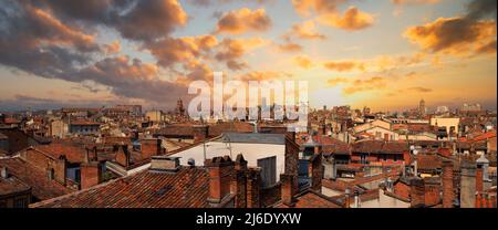 Vista dei tetti di Tolosa al tramonto, Francia, Europa. Foto Stock