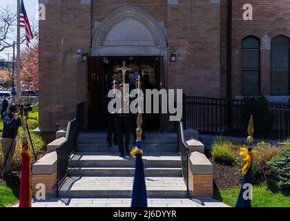 29 aprile 2022, Queens, New York, Stati Uniti: Famiglia, Amici e migliaia di vigili del fuoco hanno detto il loro ultimo addio al vigile del fuoco Timothy Klein. Il funerale si è tenuto presso la chiesa di San Francesco di Sales a Belle Harbor Queens, New York. Timothy Klein morì il 24 aprile 2022 combattendo un fuoco di tre allarmi a Canarise. (Credit Image: © Steve Sanchez/Pacific Press via ZUMA Press Wire) Foto Stock
