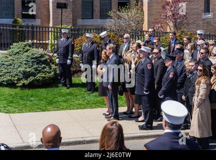 29 aprile 2022, Queens, New York, Stati Uniti: Famiglia, Amici e migliaia di vigili del fuoco hanno detto il loro ultimo addio al vigile del fuoco Timothy Klein. Il funerale si è tenuto presso la chiesa di San Francesco di Sales a Belle Harbor Queens, New York. Timothy Klein morì il 24 aprile 2022 combattendo un fuoco di tre allarmi a Canarise. (Credit Image: © Steve Sanchez/Pacific Press via ZUMA Press Wire) Foto Stock