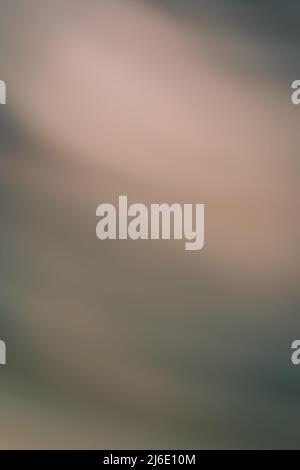 Astratto verticale sfocato sporco marrone beige sfondo grigio banner, sfumatura morbida. Sfondo Foto Stock