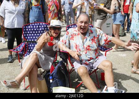 (220501) -- HOUSTON, 1 maggio 2022 (Xinhua) -- la gente gode l'evento durante il Festival International de Louisiane a Lafayette, Louisiana, Stati Uniti, il 30 aprile 2022. Festival International de Louisiane è un festival internazionale di musica e arti all'aperto, che celebra la sua cultura nativa e rende il legame con le culture globali, sviluppando un apprezzamento per la musica e le arti (Foto di LAN Wei/Xinhua). Foto Stock