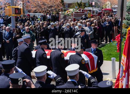 29 aprile 2022, Queens, New York, Stati Uniti: Famiglia, Amici e migliaia di vigili del fuoco hanno detto il loro ultimo addio al vigile del fuoco Timothy Klein. Il funerale si è tenuto presso la chiesa di San Francesco di Sales a Belle Harbor Queens, New York. Timothy Klein morì il 24 aprile 2022 combattendo un fuoco di tre allarmi a Canarise. (Credit Image: © Steve Sanchez/Pacific Press via ZUMA Press Wire) Foto Stock