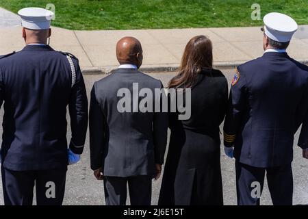 29 aprile 2022, Queens, New York, Stati Uniti: Famiglia, Amici e migliaia di vigili del fuoco hanno detto il loro ultimo addio al vigile del fuoco Timothy Klein. Il funerale si è tenuto presso la chiesa di San Francesco di Sales a Belle Harbor Queens, New York. Timothy Klein morì il 24 aprile 2022 combattendo un fuoco di tre allarmi a Canarise. (Credit Image: © Steve Sanchez/Pacific Press via ZUMA Press Wire) Foto Stock