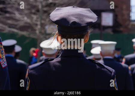 29 aprile 2022, Queens, New York, Stati Uniti: Famiglia, Amici e migliaia di vigili del fuoco hanno detto il loro ultimo addio al vigile del fuoco Timothy Klein. Il funerale si è tenuto presso la chiesa di San Francesco di Sales a Belle Harbor Queens, New York. Timothy Klein morì il 24 aprile 2022 combattendo un fuoco di tre allarmi a Canarise. (Credit Image: © Steve Sanchez/Pacific Press via ZUMA Press Wire) Foto Stock