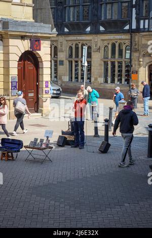 Uomo busking, strumento giocatore, violino, Chester Foto Stock