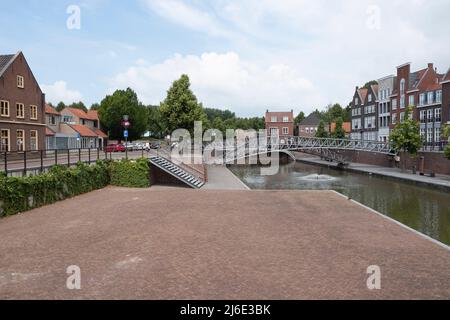 Hulst, Paesi Bassi, 20 giugno 2020, Panoramica della piazza dietro il mercato del pesce, la nuova banchina della birra per i lavori di ristrutturazione nel 2022 Foto Stock