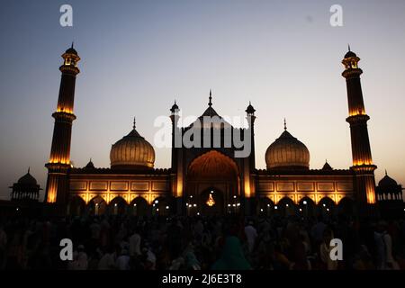 30 aprile 2022, Delhi, India: La gente si riunisce per rompere il digiuno della giornata all'interno di Delhi Jama Masjid locali, come è illuminato con luce nella sera il Sabato 30th aprile 2022. (Credit Image: © Ranjan Basu/Pacific Press via ZUMA Press Wire) Foto Stock