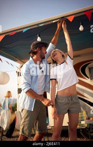 Giovane coppia felice in vacanza con il camper.Friends divertirsi all'aria aperta Foto Stock