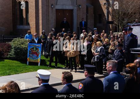 29 aprile 2022, Queens, New York, Stati Uniti: Famiglia, Amici e migliaia di vigili del fuoco hanno detto il loro ultimo addio al vigile del fuoco Timothy Klein. Il funerale si è tenuto presso la chiesa di San Francesco di Sales a Belle Harbor Queens, New York. Timothy Klein morì il 24 aprile 2022 combattendo un fuoco di tre allarmi a Canarise. (Credit Image: © Steve Sanchez/Pacific Press via ZUMA Press Wire) Foto Stock
