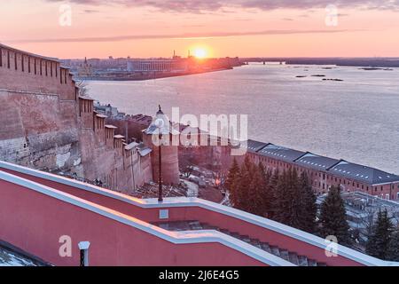 Mura dell'antico Cremlino di Nizhny Novgorod, le famose scale di Chkalov, il fiume Volga al tramonto. Foto Stock