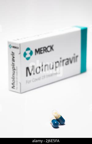 Bucarest, Romania - 2 febbraio 2022: Immagine illustrativa del concetto editoriale della pillola antivirale orale Molnupiravir sviluppato da Merck. Virus corona Foto Stock