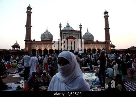 30 aprile 2022, Delhi, India: La gente si riunisce per rompere il digiuno della giornata all'interno di Delhi Jama Masjid locali, come è illuminato con luce nella sera il Sabato 30th aprile 2022. (Credit Image: © Ranjan Basu/Pacific Press via ZUMA Press Wire) Foto Stock