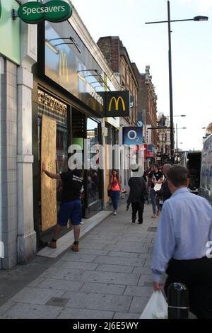 Una selezione di foto scattate durante la notte dei tumulti londinesi a Clapham Junction 2011. Foto Stock