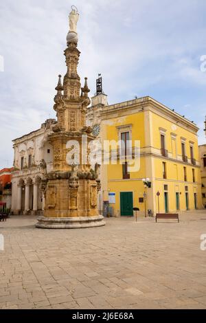 Colonna della guglia dell'Immacolata Concezione, Piazza Antonino Salandra (piazza) Nardo, Puglia, Italia. La piazza Antonino Salandra è s Foto Stock