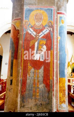 Affresco di San Nicola di Myra tra Gesù e la Vergine, sul secondo pilastro nella navata sinistra. Cattedrale di Santa Maria Assunta di Nardò; Salento; Foto Stock