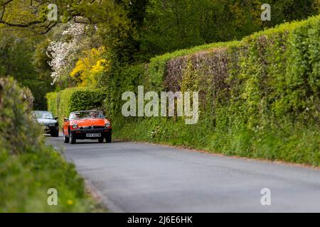 Varie marchee che partecipano alle classiche auto primaverili Rotary Club beneficenza 'Wye Run' attraverso il Galles e la Wye Valley. Foto Stock