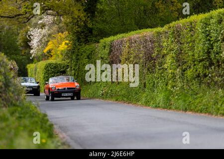 Varie marchee che partecipano alle classiche auto primaverili Rotary Club beneficenza 'Wye Run' attraverso il Galles e la Wye Valley. Foto Stock