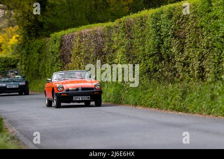Varie marchee che partecipano alle classiche auto primaverili Rotary Club beneficenza 'Wye Run' attraverso il Galles e la Wye Valley. Foto Stock
