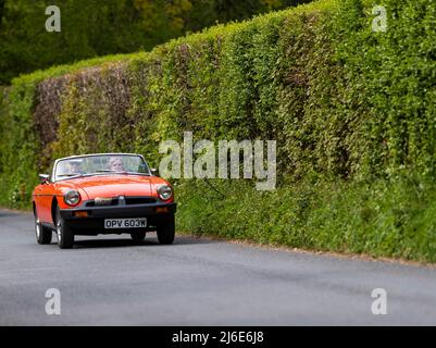 Varie marchee che partecipano alle classiche auto primaverili Rotary Club beneficenza 'Wye Run' attraverso il Galles e la Wye Valley. Foto Stock