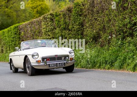 Varie marchee che partecipano alle classiche auto primaverili Rotary Club beneficenza 'Wye Run' attraverso il Galles e la Wye Valley. Foto Stock