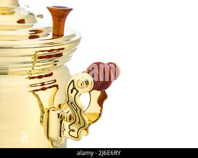 Oro Ottone Vecchio Vintage Metal tradizionale russo Teapot samovar isolato su bianco. Utensili folcloristici per bere il tè, bollitore d'acqua. Foto Stock