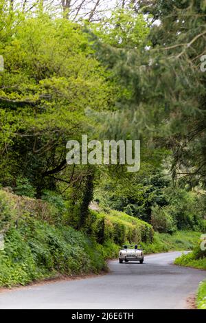 Varie marchee che partecipano alle classiche auto primaverili Rotary Club beneficenza 'Wye Run' attraverso il Galles e la Wye Valley. Foto Stock