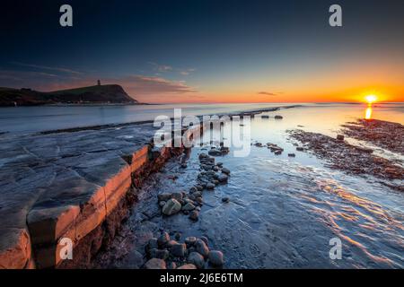 Tramonto d'inverno a Kimmeridge Bay, Dorset ha preso il 27th 2019 dicembre alle 4pm nel pomeriggio, quando tutte le folle di Natale erano andati a casa. Foto Stock