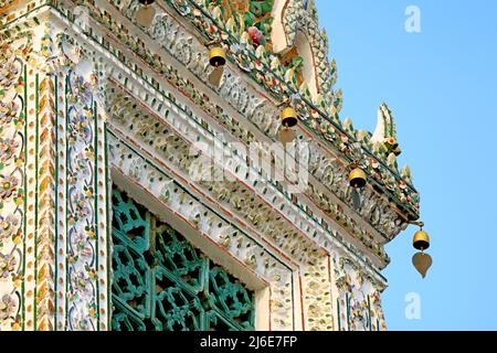Splendidi dettagli architettonici del Padiglione chiamato Phra Mondop del Tempio di Dawn (Wat Arun) con Wind Chimes e pezzi di porcellana cinese, B Foto Stock