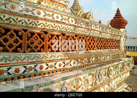 Dettagli architettonici sbalorditivi di Wat Arun (il Tempio dell'Alba) terrazze Prang principali con conchiglie e pezzi di porcellana cinese, Bangkok, Thailandia Foto Stock