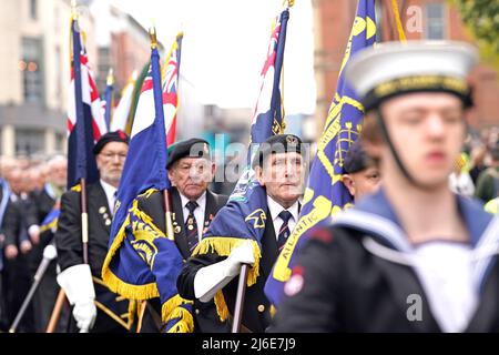 I veterani prendono parte a una parata verso lo Sheffield War Memorial, noto anche come Sheffield Cenotaph, presso la Barker's Pool di Sheffield, per celebrare il naufragio della HMS Sheffield durante la Guerra delle Falklands. Data foto: Domenica 1 maggio 2022. Foto Stock