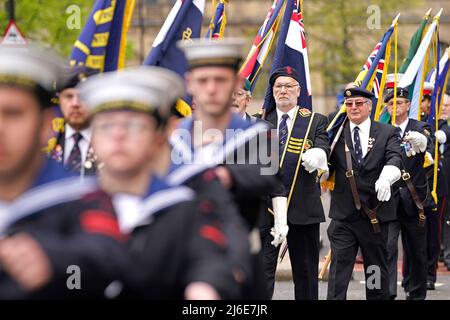 I veterani prendono parte a una parata verso lo Sheffield War Memorial, noto anche come Sheffield Cenotaph, presso la Barker's Pool di Sheffield, per celebrare il naufragio della HMS Sheffield durante la Guerra delle Falklands. Data foto: Domenica 1 maggio 2022. Foto Stock